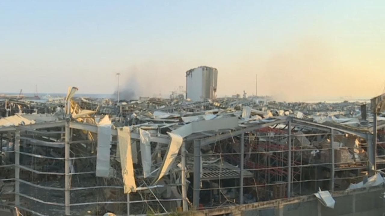 Beirut, la città si risveglia dopo le esplosioni: edifici sventrati e strade devastate