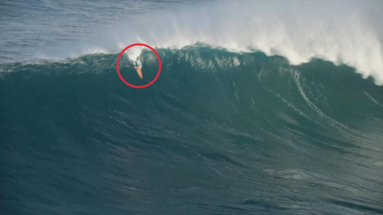 Hawaii, il surfista cavalca un'onda alta 15 metri