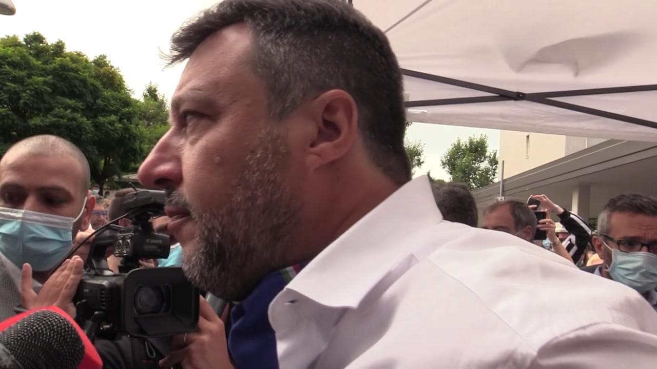 Lega, Salvini: "Scissione? Non leggo Repubblica. Se le domande sono queste vado via". E lascia i giornalisti