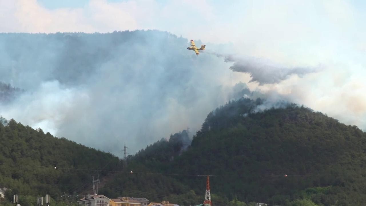 Incendi L'Aquila, canadair ed elicotteri per spegnere i roghi vicini alla città