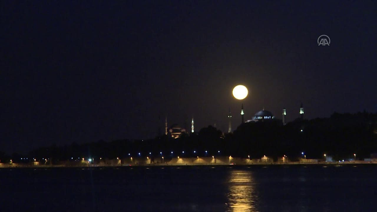 Istanbul, la luna piena 'scompare' dietro alla Grande Moschea di Santa Sofia: il video in timelapse