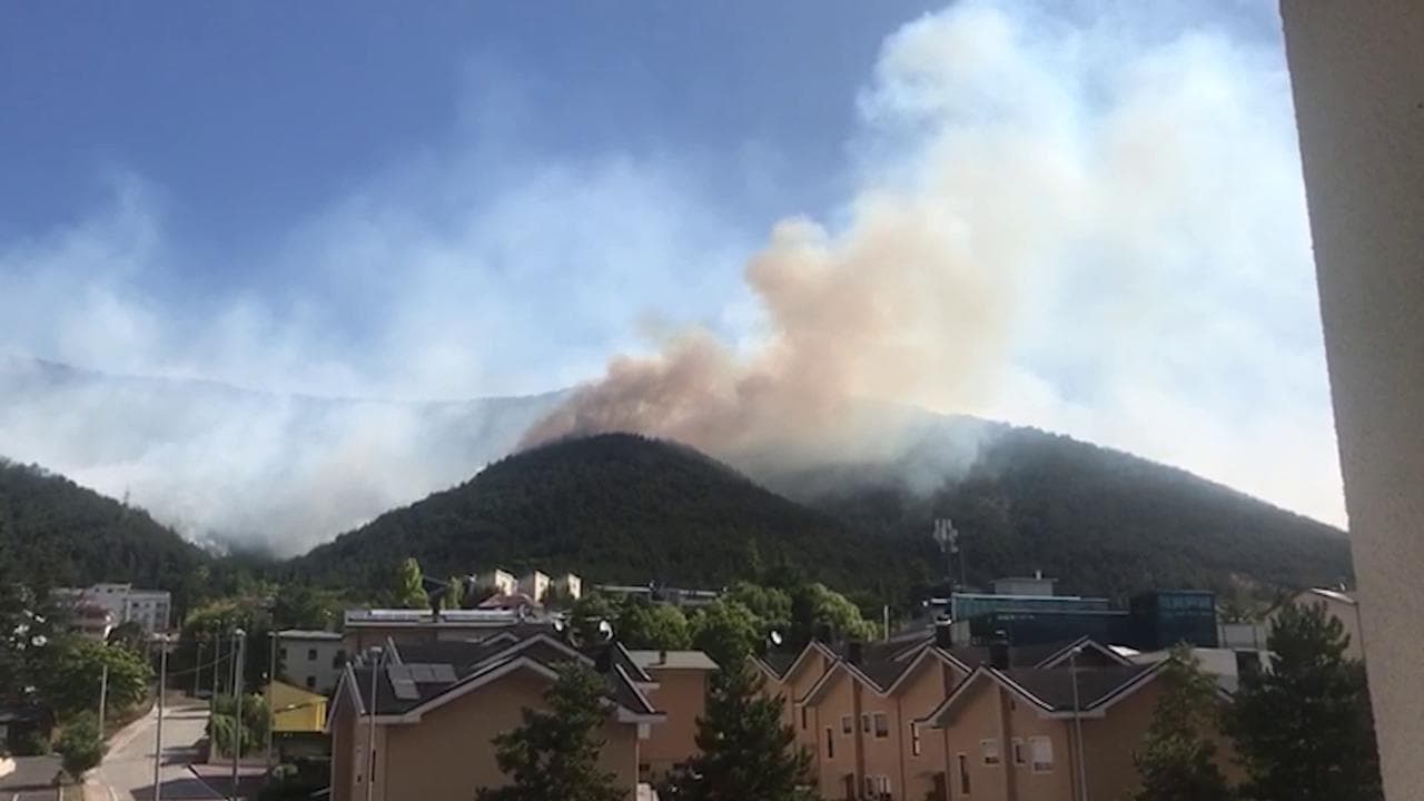Incendi, bruciano i boschi a L'Aquila: ancora fiamme e fumo sulle montagne di Pettino