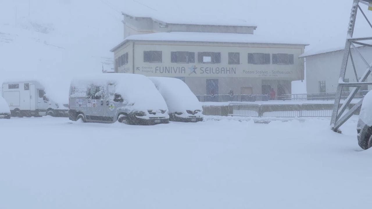 Passo dello Stelvio, maltempo e neve ad agosto: strade e automobili imbiancate