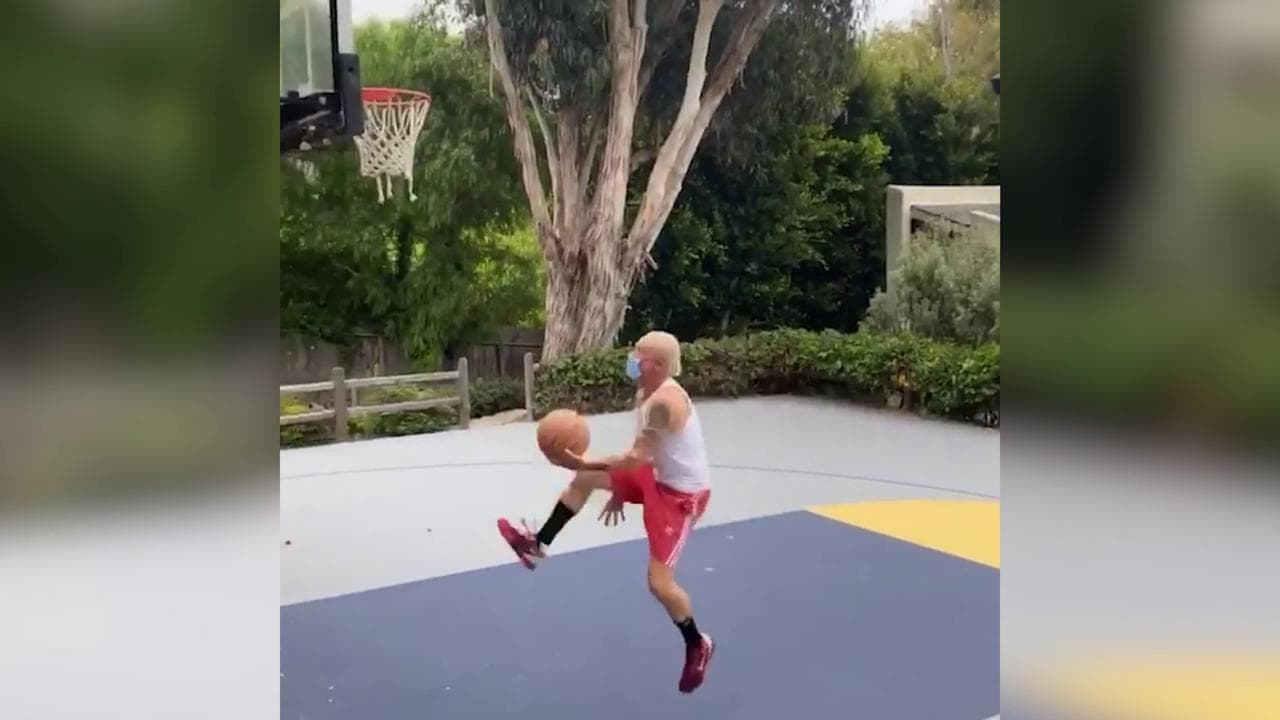 Flea si allena a basket: per il bassista dei Red Hot fare canestro è un'acrobazia