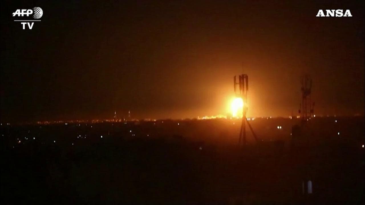 Israele, nuovi attacchi verso Gaza: violenta esplosione a Rafah