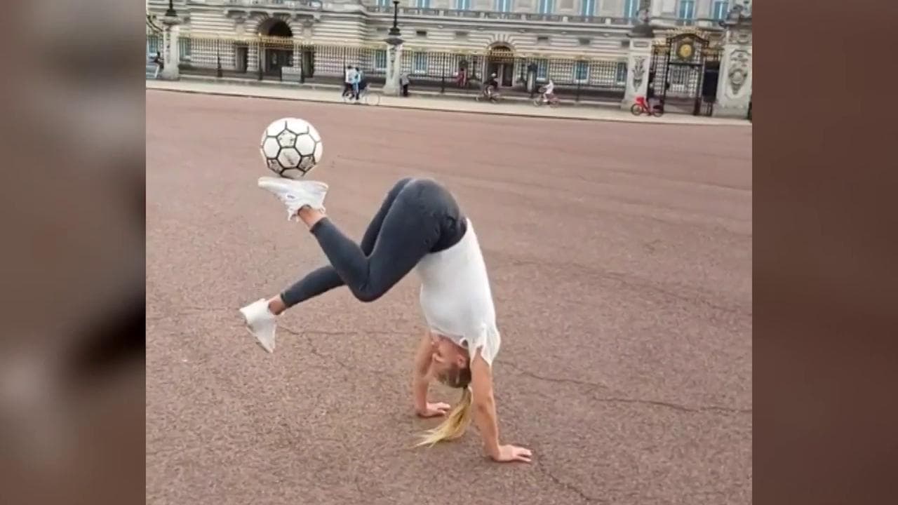 Londra, la ragazza incanta palleggiando di fronte a Buckingham Palace