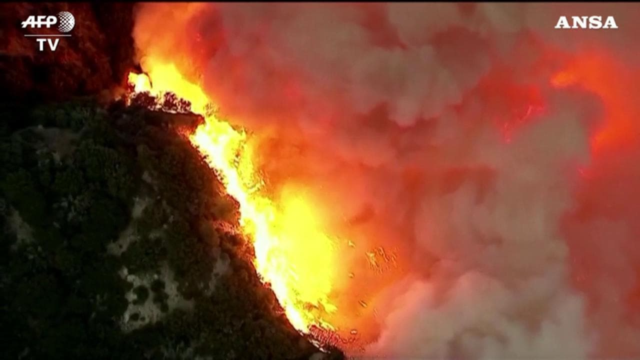 Usa, gravi incendi in California: le fiamme devastano la Cherry Valley