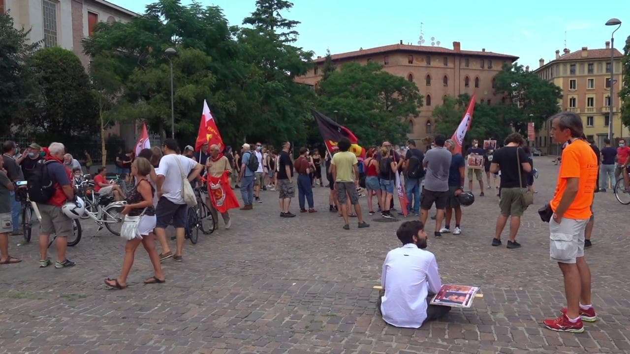 Strage di Bologna, gli antifascisti presidiano la piazza: i revisionisti annullano la manifestazione