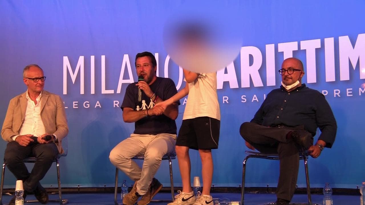 Cervia, Matteo Salvini invita un ragazzino sul palco: "Se vuoi puoi togliere la mascherina"