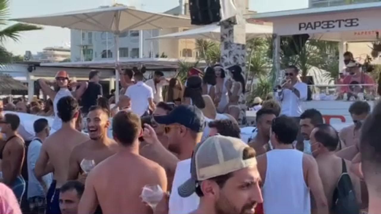 Milano Marittima, la folla al Papeete nell'estate segnata dal Covid