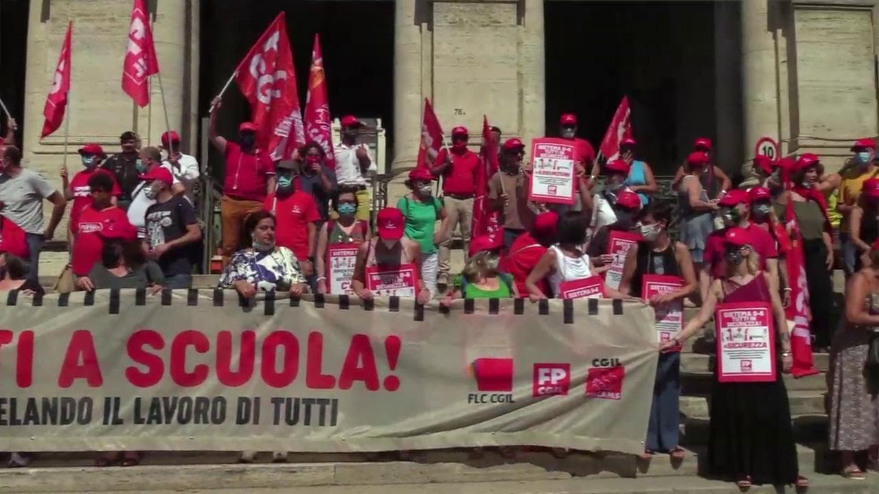 Scuola, flash mob di insegnanti al ministero: "Servono assunzioni e spazi per tornare in classe in sicurezza"