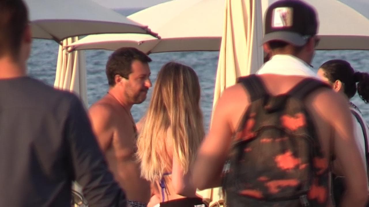 Open Arms, Salvini torna al Papeete: relax in spiaggia dopo il voto in Senato