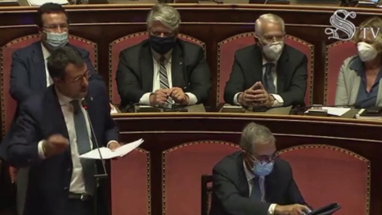Open Arms, Salvini in aula: "Preferisco il silenzio del M5s alle supercazzole di Renzi". E Casellati lo riprende