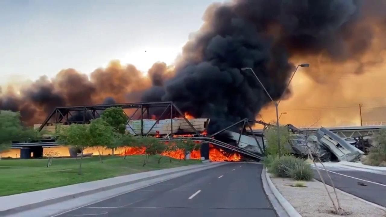 Arizona, treno deraglia e prende fuoco: le fiamme distruggono anche un ponte