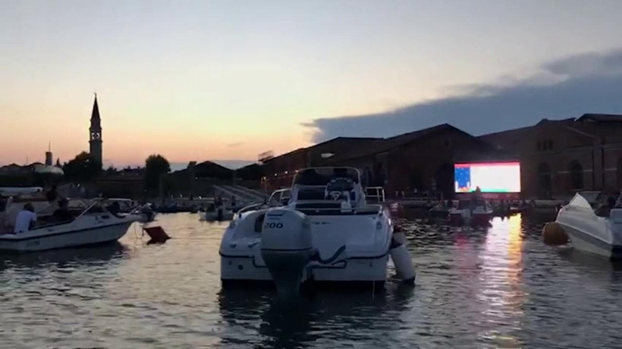 Venezia, magia all'Arsenale per il primo drive-in in barca: la laguna diventa una platea