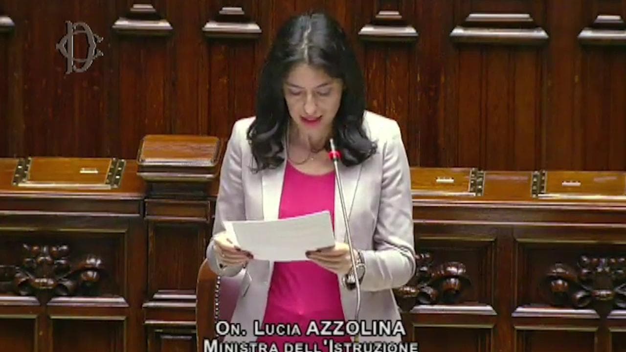 Scuola, Azzolina: "A settembre si torna in classe. Saremo pronti. Basta con le classi pollaio"