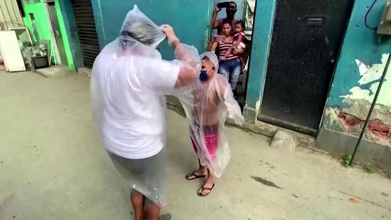 Brasile, il "kit degli abbracci": così una maestra aiuta i suoi alunni nelle favelas