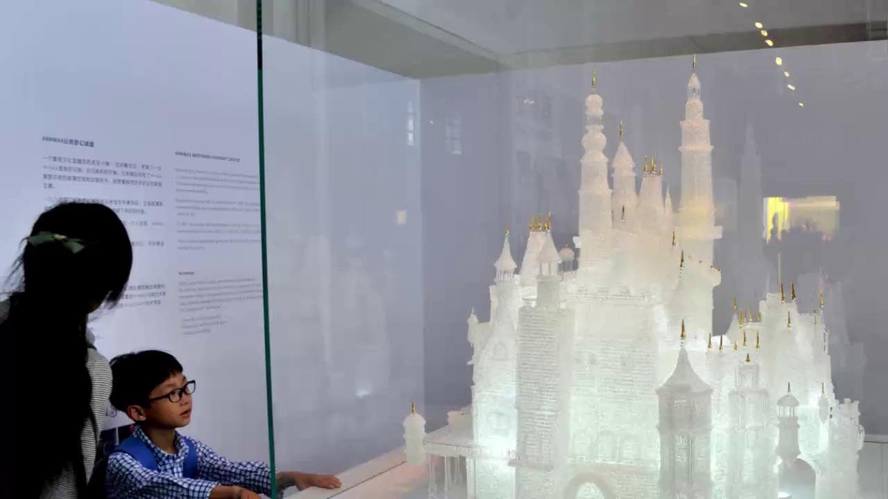 Cina, danneggiata la preziosa scultura in vetro del Castello Disney di Shanghai