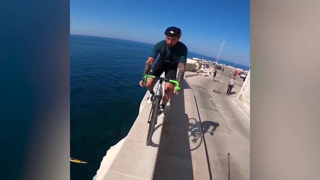 Brumotti visita Polignano: la passeggiata in bici è a picco sul mare