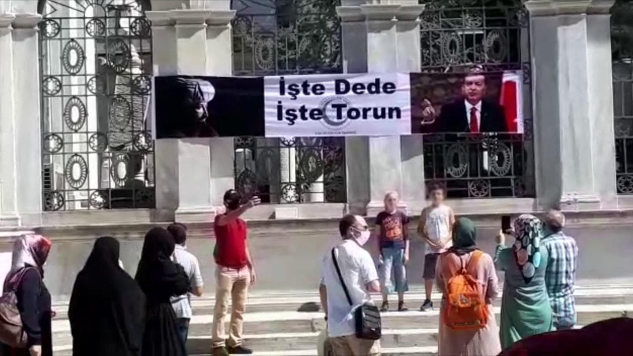 Istanbul, prima preghiera islamica a Santa Sofia: folla di fedeli per la cerimonia del venerdì