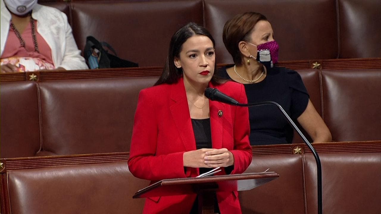 Alexandria Ocasio-Cortez rifiuta le scuse del deputato che l'ha chiamata "fucking bitch": il discorso diventa virale