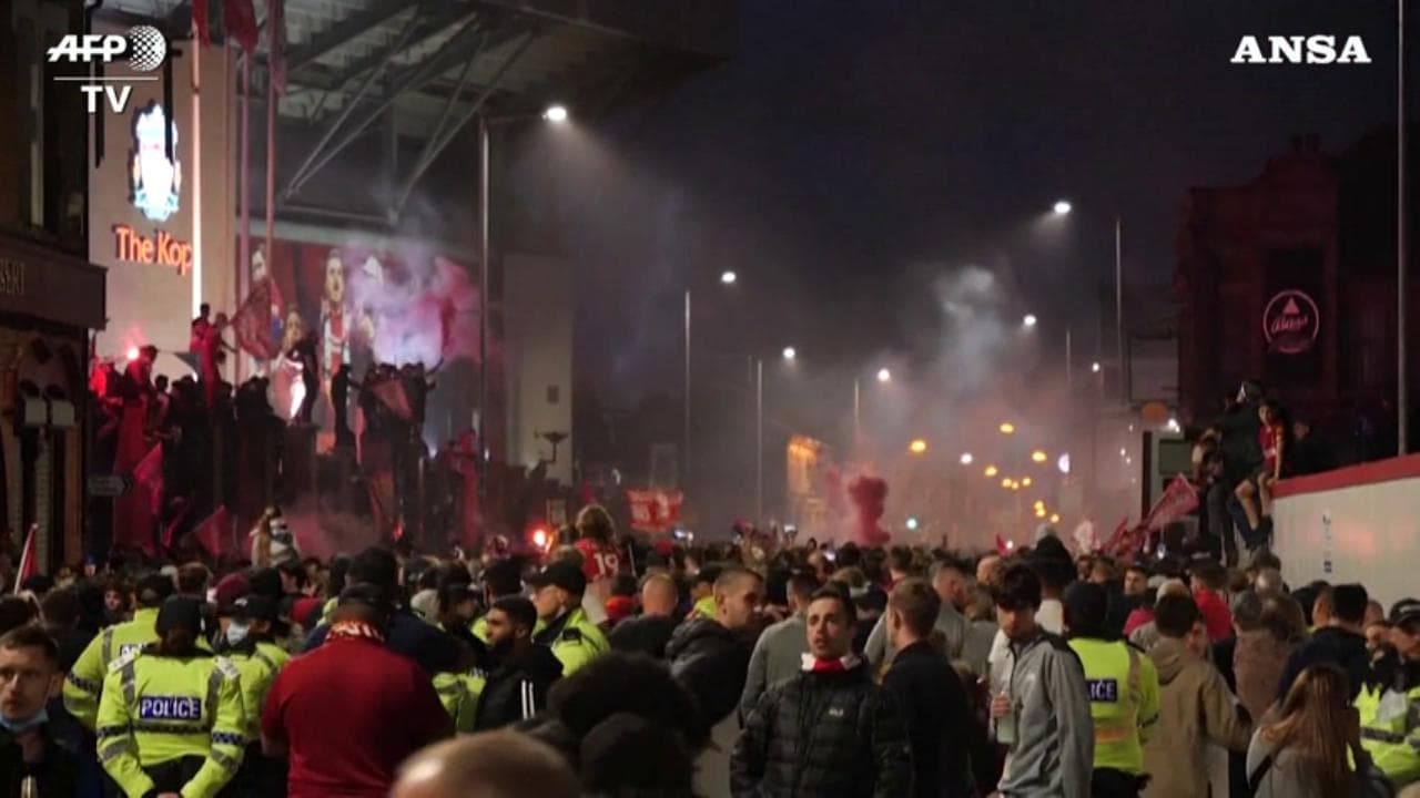 Gb, Liverpool vince Premier League: stadio vuoto ma festa in strada