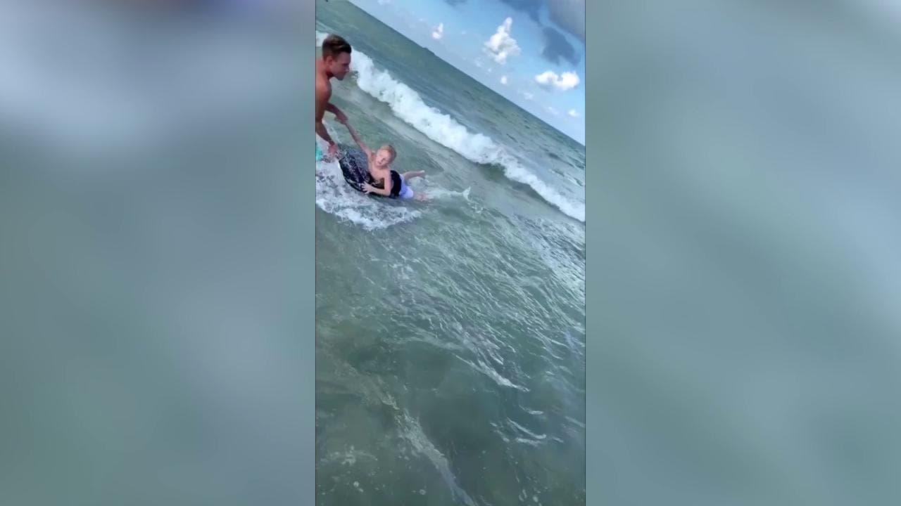 Florida, poliziotto si getta in acqua e salva un bambino da uno squalo