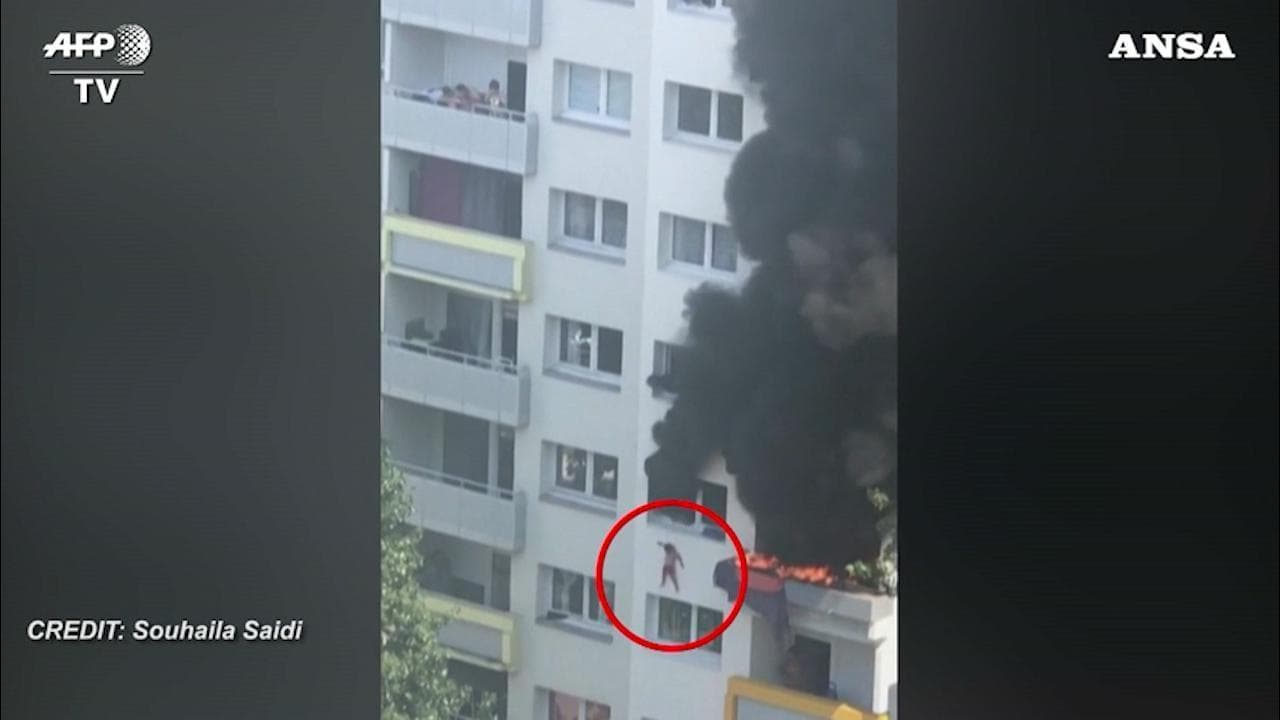 Grenoble, saltano dal terzo piano del palazzo in fiamme: le immagini del salvataggio di due bambini