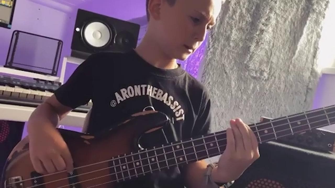 A 9 anni è già un virtuoso del basso: la sua esecuzione stupisce anche Flea (Red Hot Chili Peppers)
