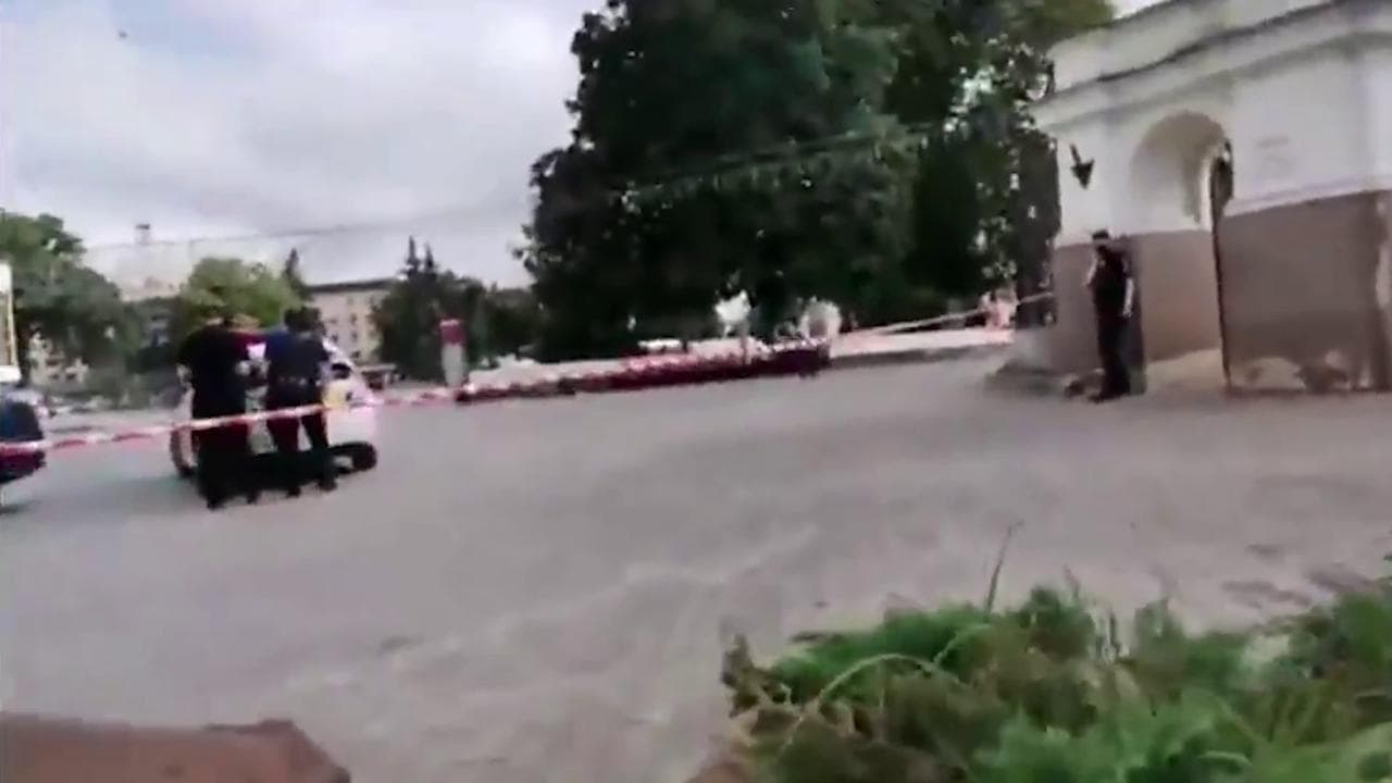 Ucraina, uomo armato sequestra bus e prende in ostaggio i passeggeri: il momento degli spari