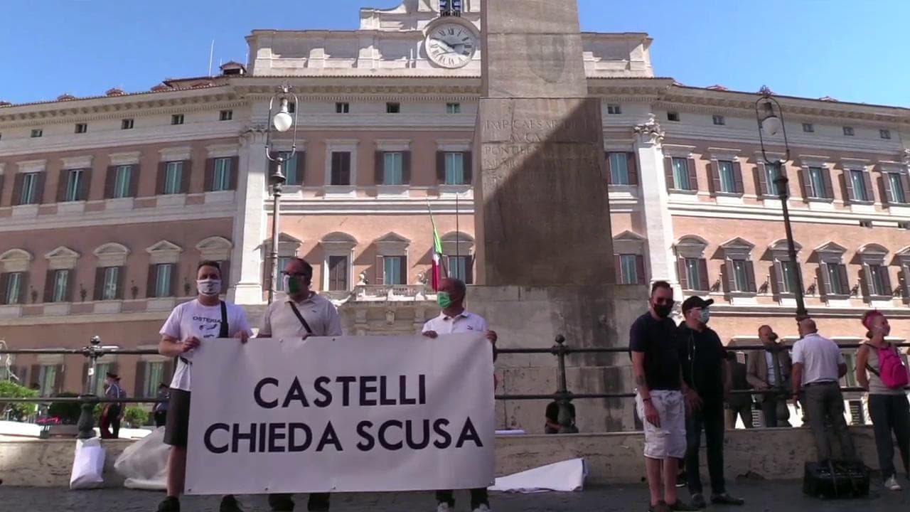Ristoratori in piazza: "Resistiamo ma senza aiuti è impossibile. Castelli? Apriamo un tavolo, è difficile reinventarsi"