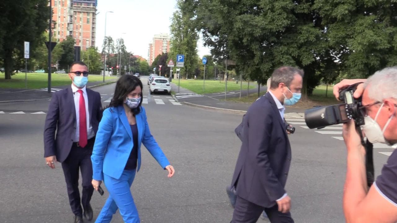 Ripartenza, Azzolina contestata a Milano fuori da una scuola: "La ministra visiti le strutture in difficoltà, non quelle già pronte"