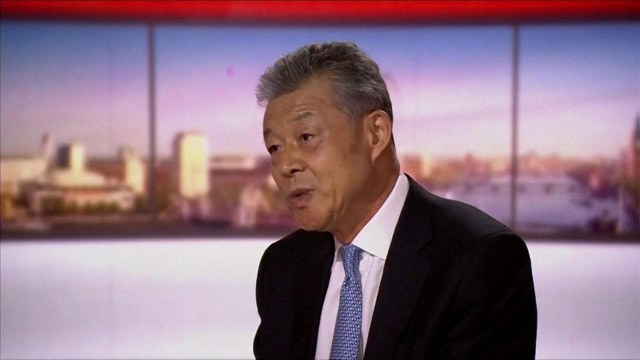 Bbc mostra in diretta all'ambasciatore cinese il video degli uiguri deportati. Il diplomatico nega tutto