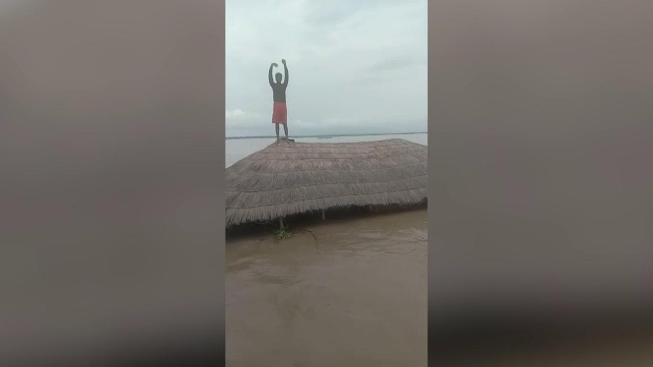 Allagamenti in India, un uomo resiste cinque giorni sul tetto di una casa: il momento del salvataggio