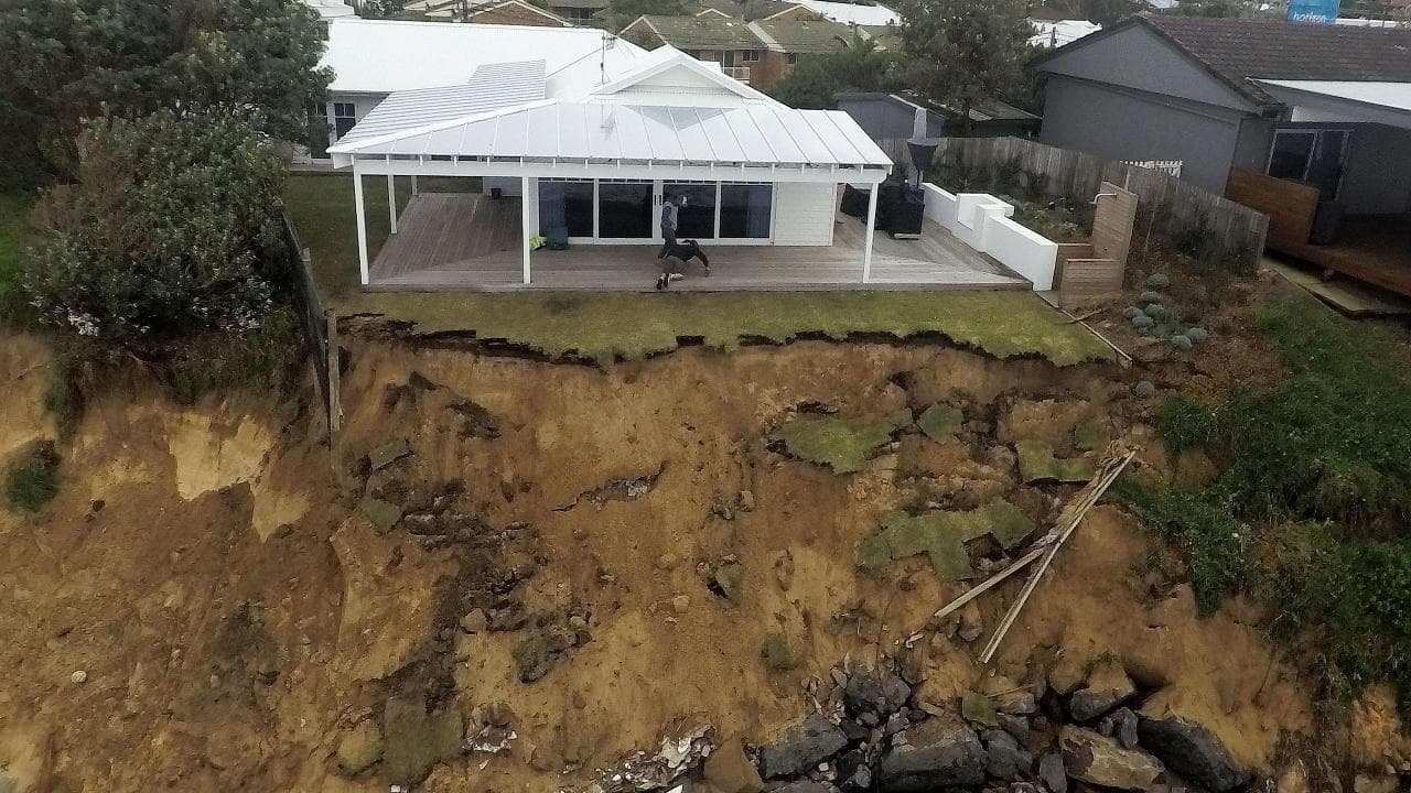 Australia, le case sulla costa rischiano di collassare dopo il passaggio di una tempesta