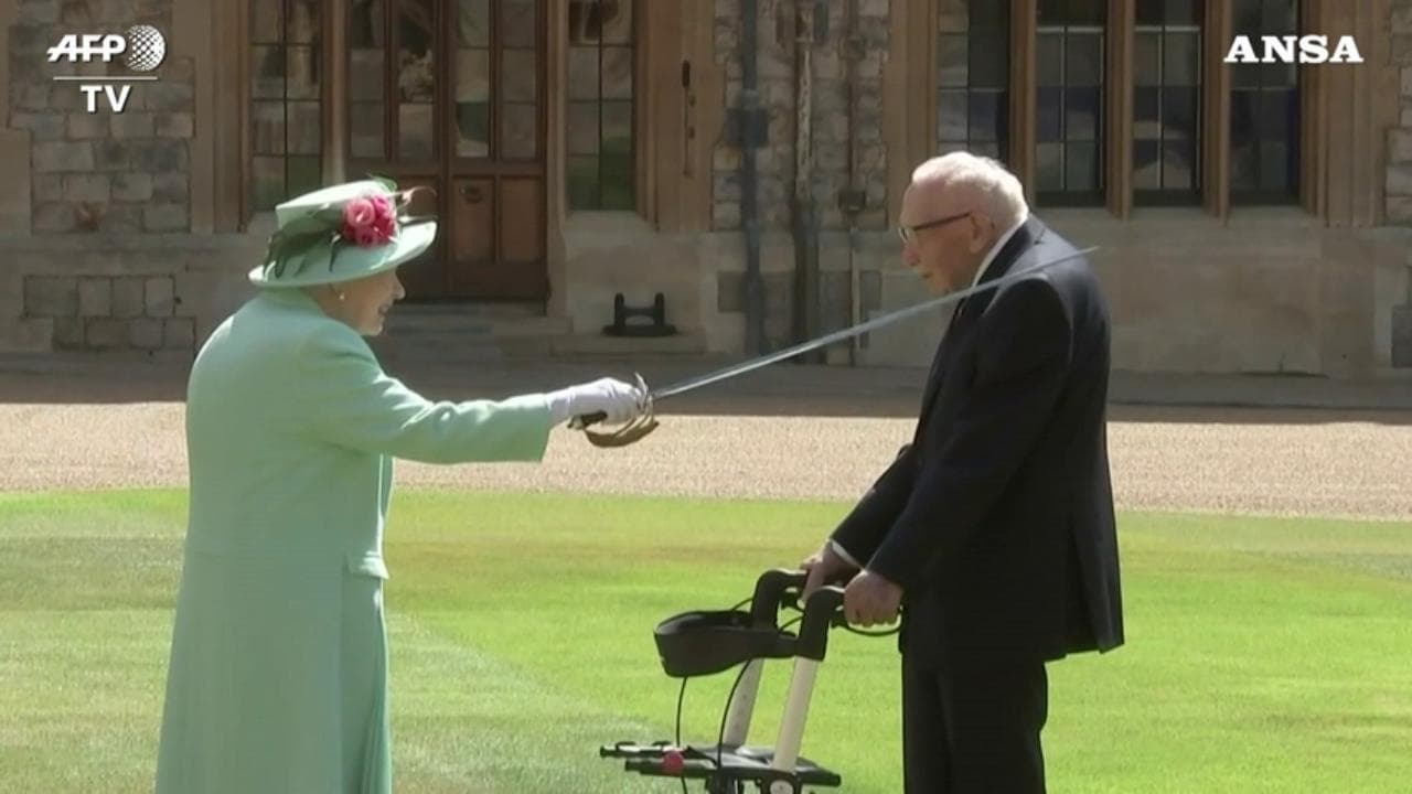 Gb, la regina Elisabetta nomina cavaliere il centenario Tom Moore: "Grazie davvero, lei ha raccolto una somma incredibile"