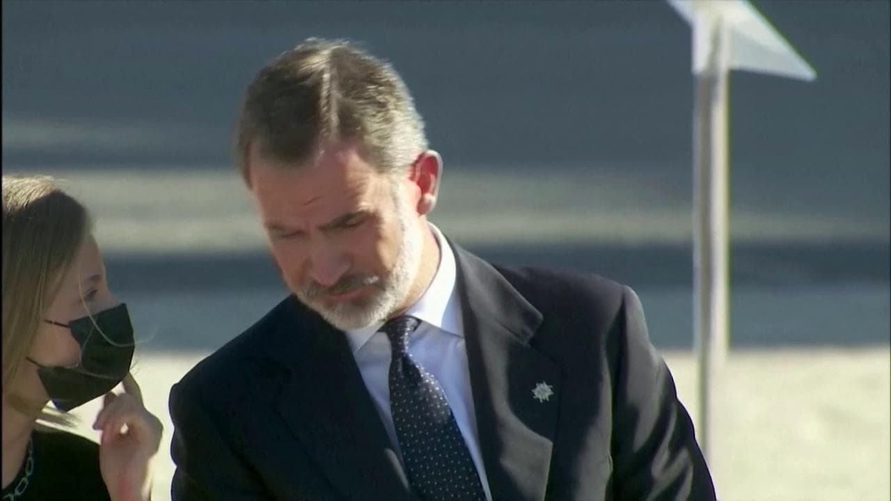Spagna, il re è senza mascherina: la principessa Leonor lo riprende