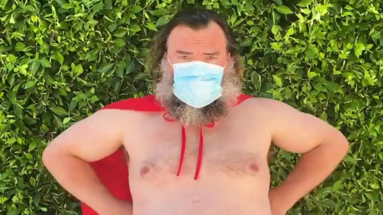 Jack Black, lo spot comico in costume: con la mascherina diventa un supereroe