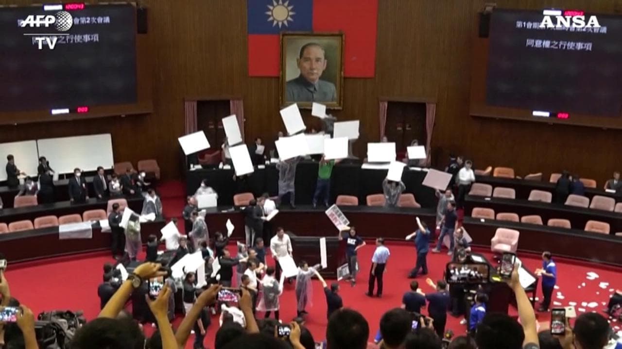 Taiwan, protesta in Parlamento per la centrale nucleare: lo scontro è a colpi di palloncini ad acqua
