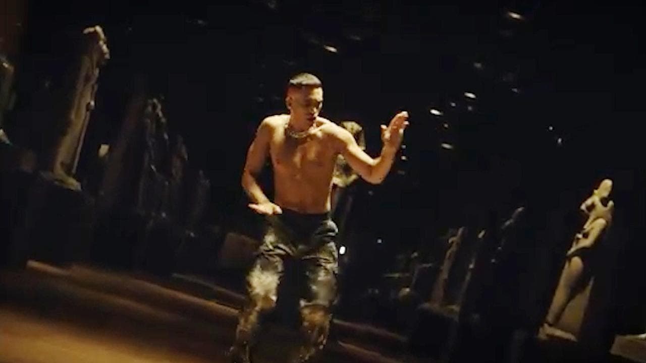 Torino, la musica di Mahmood tra le statue egizie: il video di Dorado è girato al museo