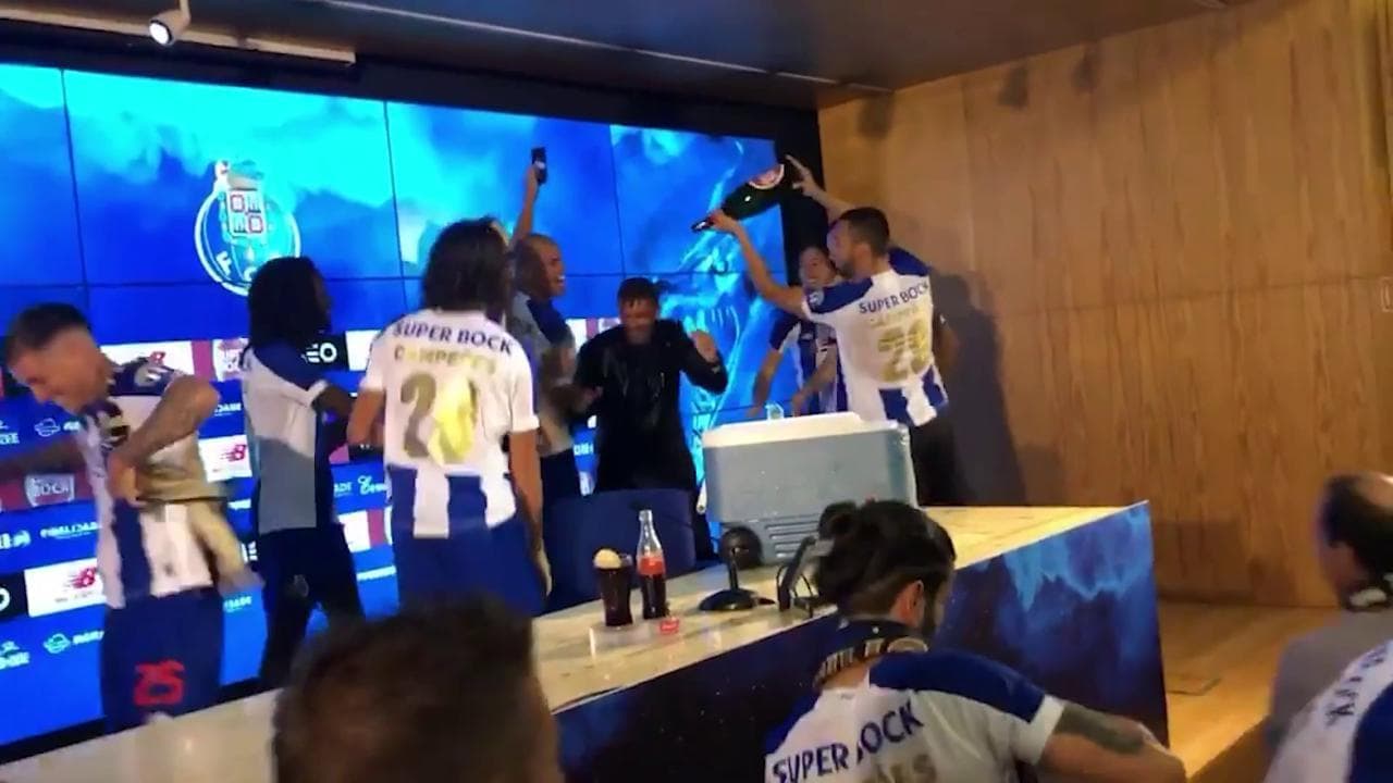 Portogallo, Porto campione: i giocatori irrompono in sala stampa e la festa finisce a gavettoni