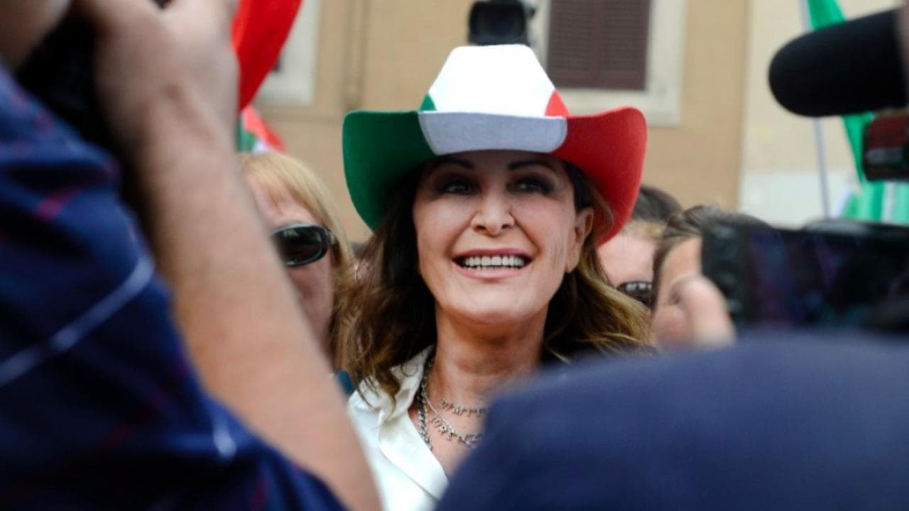 'Fast food' al Cdm, Daniela Santanchè bacchetta il governo: "Così aiutano l'industria italiana?" Le repliche sui social