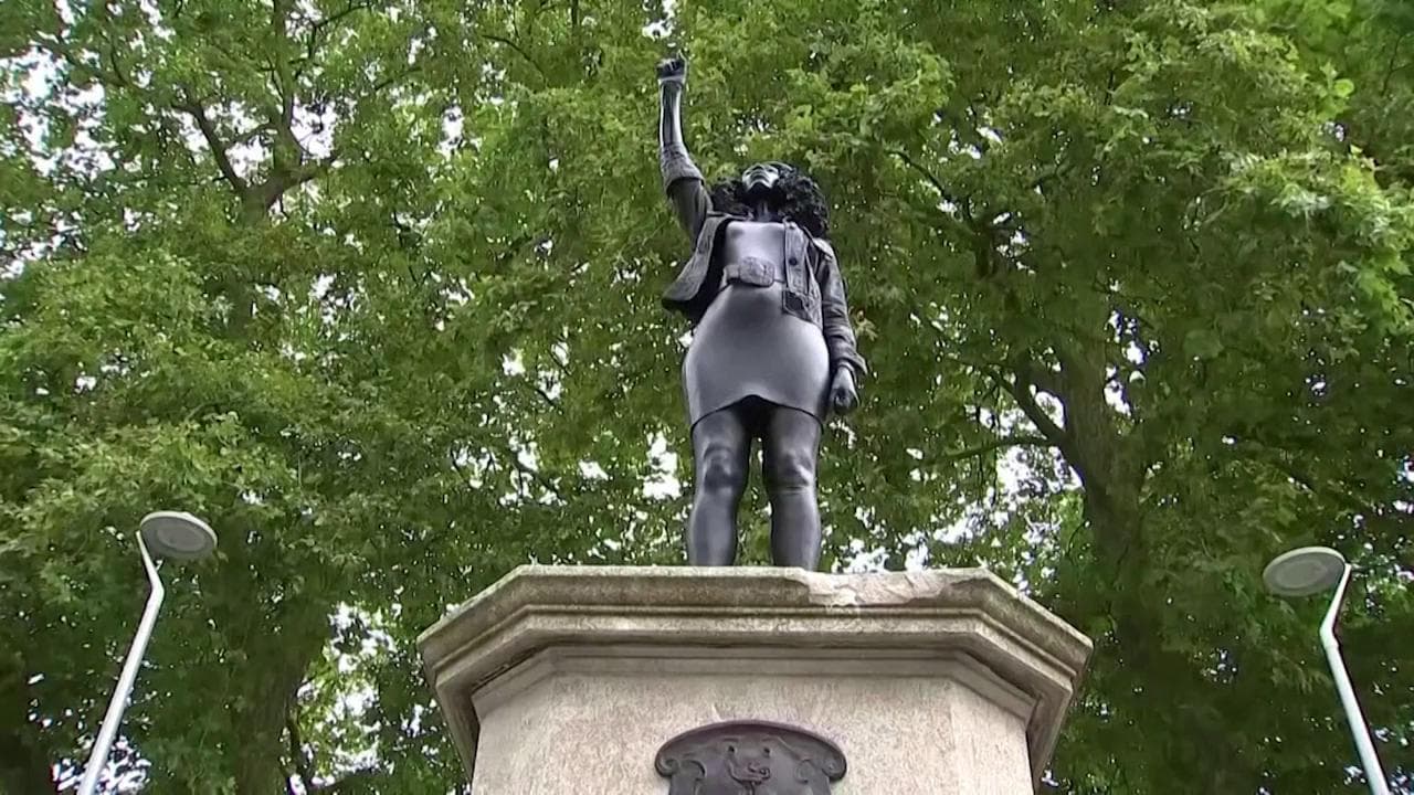 Gb, la prima statua dedicata a Black Lives Matter: una ragazza con il pugno chiuso sostituisce Edward Colston