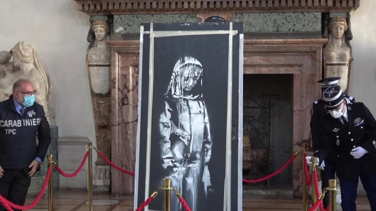 Bataclan, l'opera di Banksy torna in Francia dopo il furto. L'ambasciatore Masset: "Simbolo della memoria"
