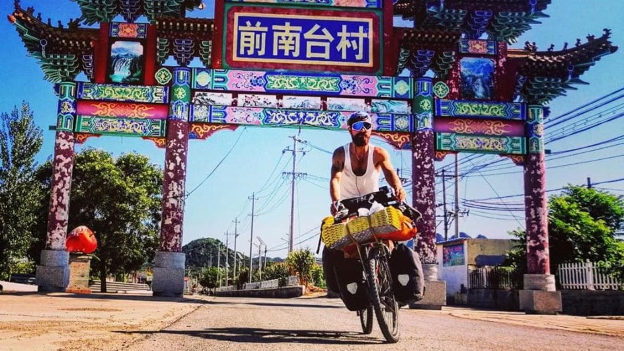 Diciottomila km in bici dal Giappone all'Italia, ma il coronavirus interrompe il viaggio
