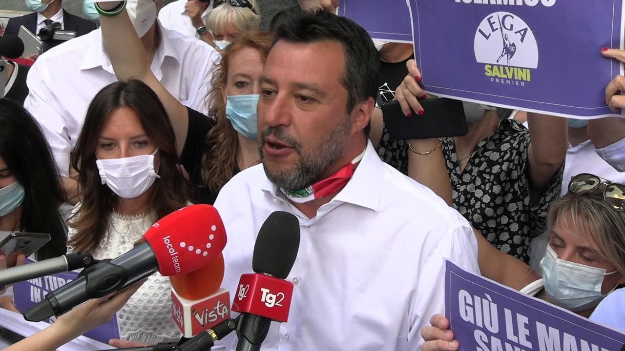 Milano, presidio Lega sotto consolato turco. Salvini: "A furia di chinare il capo troveremo una moschea al posto del Duomo"
