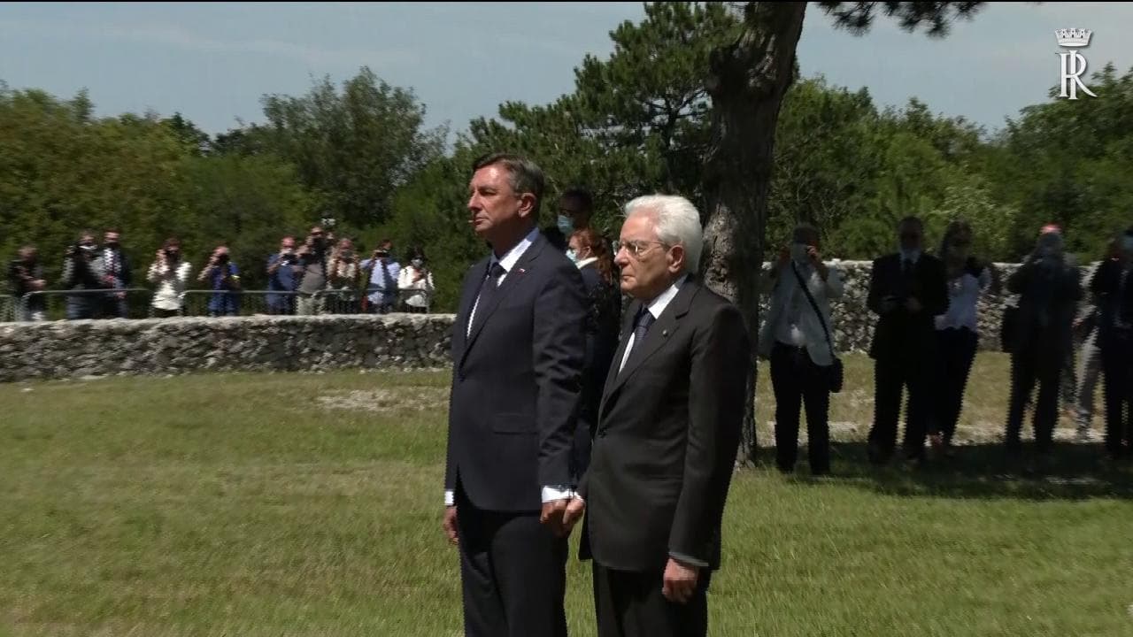 Trieste, Mattarella e Pahor per mano davanti alla foiba di Basovizza