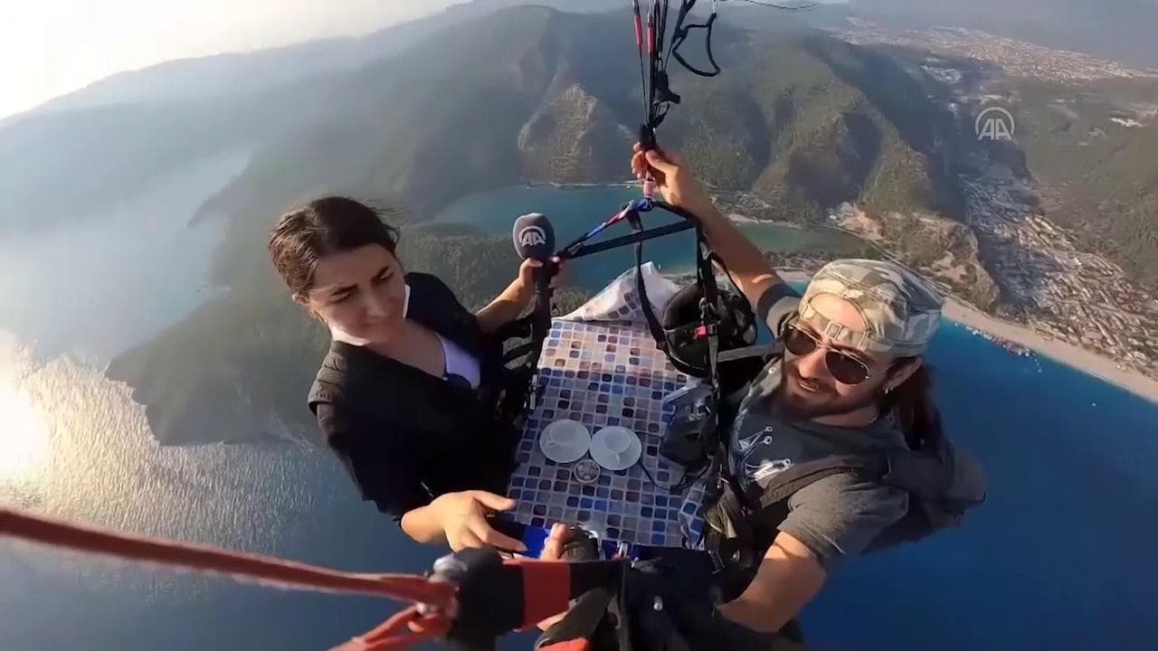 Turchia, la colazione è panoramica: il salotto 'in aria' del pilota di parapendio