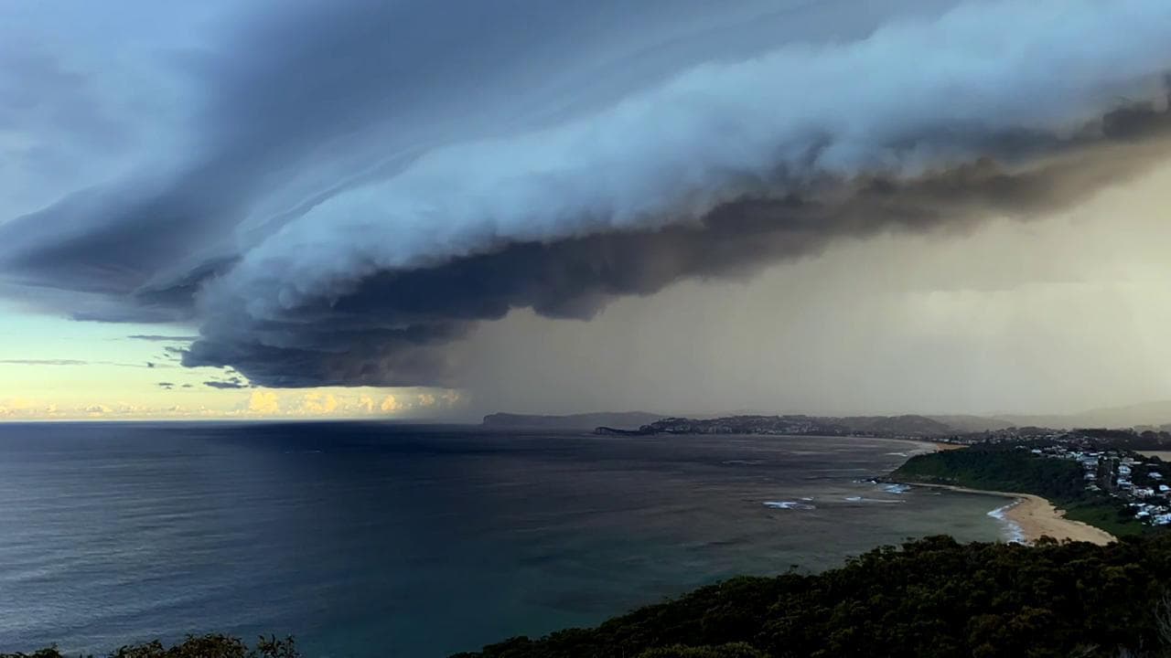 Dal buio all'arcobaleno: l'arrivo della tempesta su Sydney in timelapse