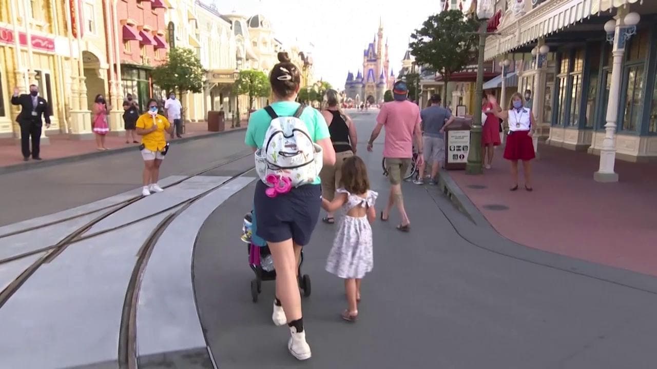 Disney World riapre dopo mesi: Topolino saluta i primi visitatori con la mascherina